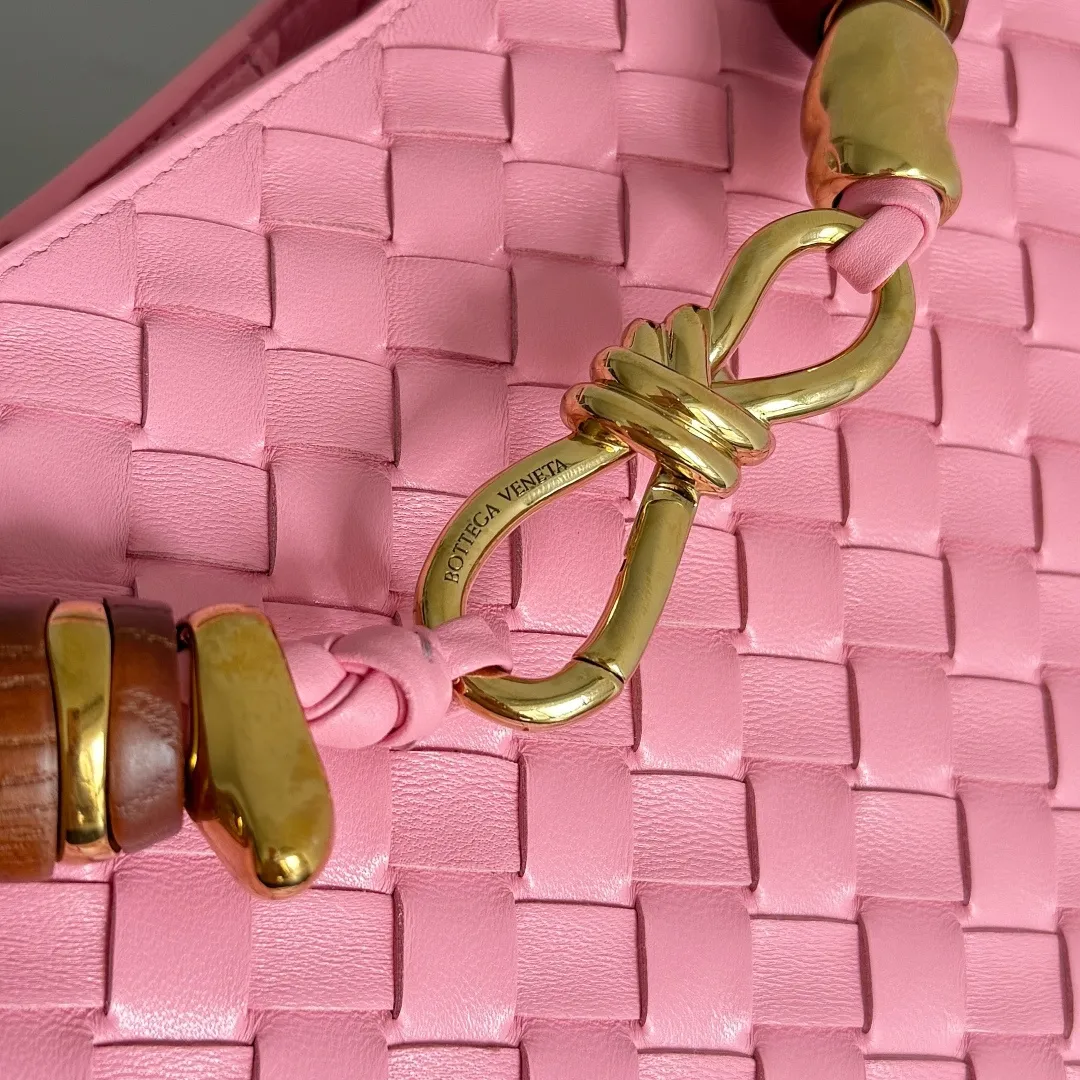 The new Andiamo batch of 3060 BV is shipped‼ ️The classic intercciato weaving process is used to create a soft bag, the metal knot is made of micro-cast aluminum using jewelry technology🪢, and the decorative beads are made of metal and hand-polished oak, allowing you to jump repeatedly between elegance and fun💃, making it unpredictable. Classic and versatile, it shows off your temperament, and the bag has a large capacity, making it very convenient for daily commuting! It has a variety of carrying methods, the shoulder straps can be adjusted by yourself, the original lambskin feels soft and delicate, and the unisex style breaks gender boundaries and brings a more practical and long-lasting use experience. The Andiamo, which has both elegant and casual styles, perfectly interprets the "fashionable old money style". Style No.: 743568+Wood Hardware Color: Ribbon Pink Size: 25*22*10.5cm